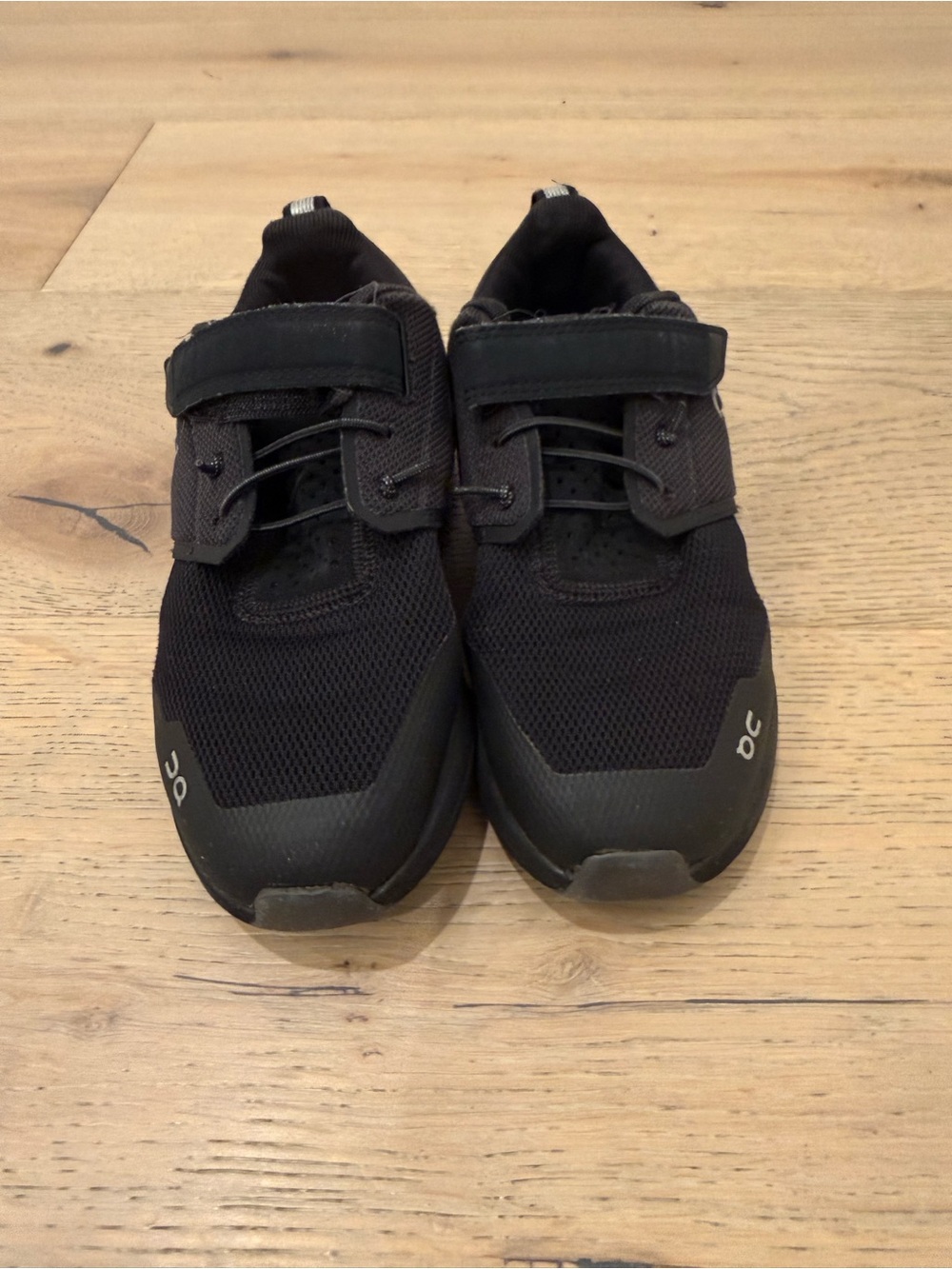 On Clouds Kids Black Velcro Lightweight Sneakers size 1.5